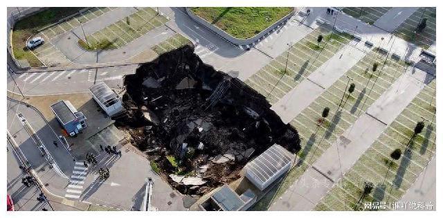 澳门太阳集团网站入口一声巨响后地面出现巨大的坑吞没了汽车动物和房子(图4)